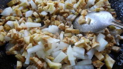 вареники из яичного теста с курицей и баклажанами