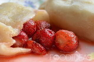 Вареники с замороженной клубникой