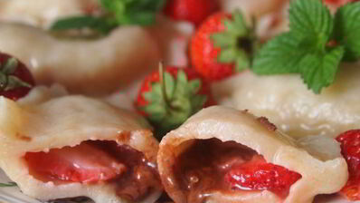 заварные вареники с клубникой и шоколадом