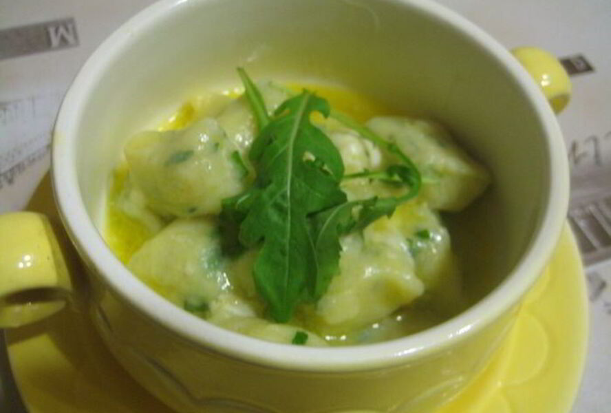 Зеленые ньокки с руколой и масляным соусом
