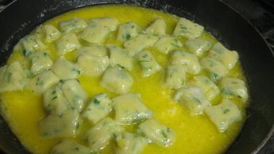 зеленые ньокки с руколой и масляным соусом