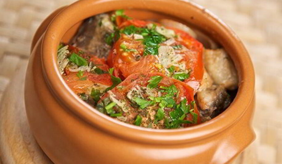 Рецепт домашнего жаркого из свинины в горшочке