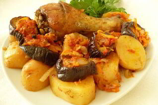 Куриное жаркое с баклажанами и картофелем