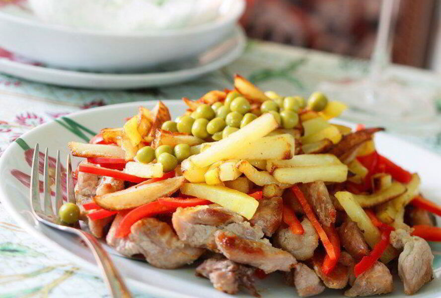 Жаркое из мяса с жареной картошкой