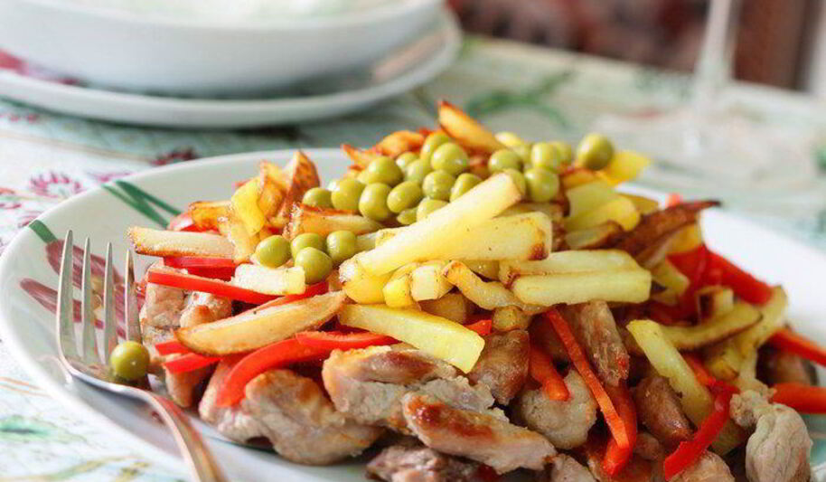 Рецепт жаркого из мяса с жареной картошкой