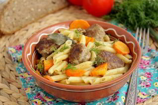 Жаркое с фрикадельками и макаронами
