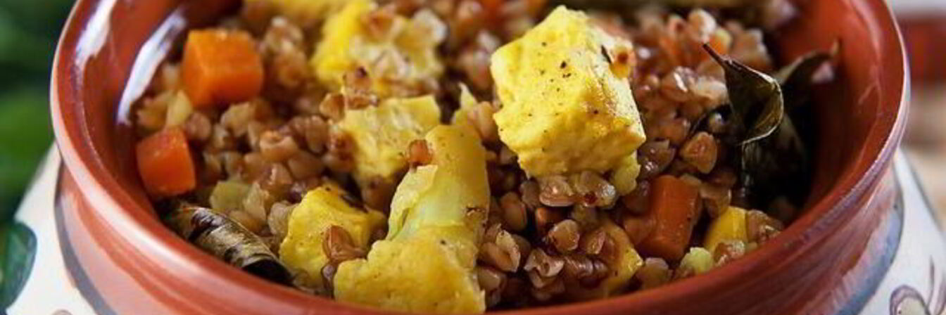 Гречка с овощами и сыром в горшочке