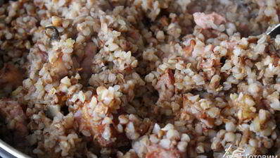 гречка с шампиньонами, сырокопченой грудинкой и яйцом