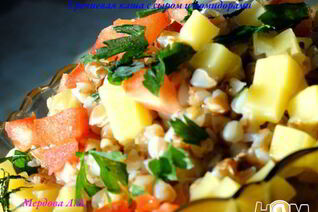 Гречневая каша с сыром и помидорами