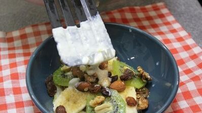 гурьевская каша с арахисом, бананами, киви и сухофруктами