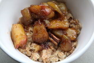 Каша с пряными яблоками