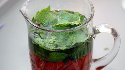 холодный чай с мятой и яблоком