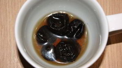 кефирный коктейль с отрубями и черносливом