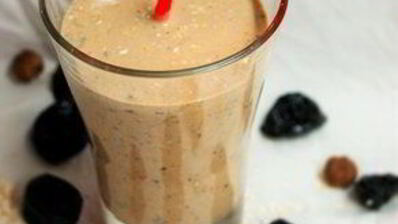 кефирный коктейль с отрубями и черносливом