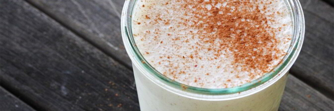 Кефирный коктейль с яблоками и медом