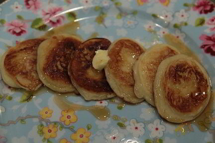 Кефирные оладушки с кленовым сиропом