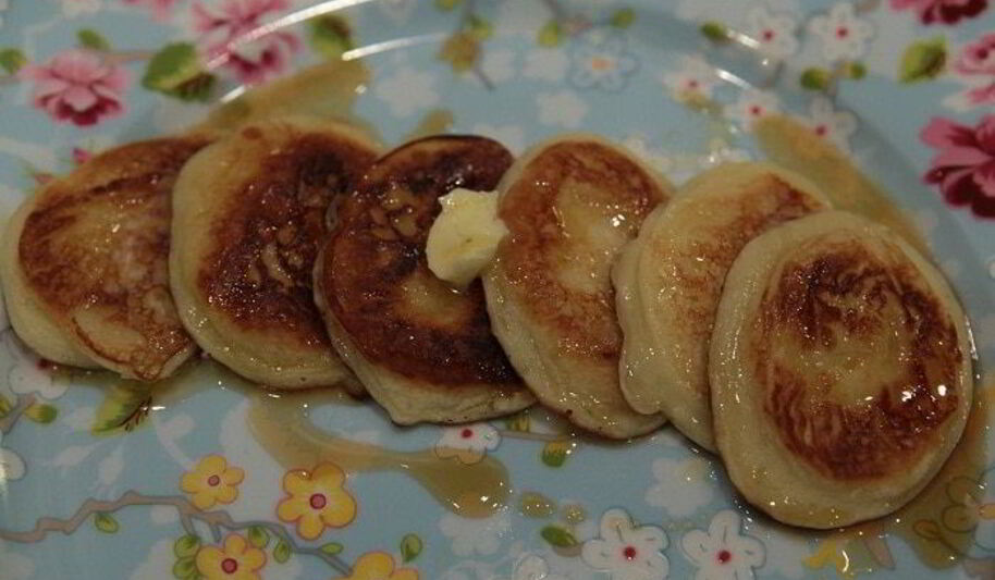 Рецепт кефирных оладушек с кленовым сиропом