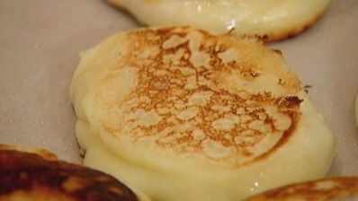 кефирные оладушки с кленовым сиропом