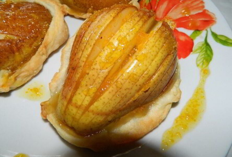 Корзинки с грушами и апельсиновым сиропом