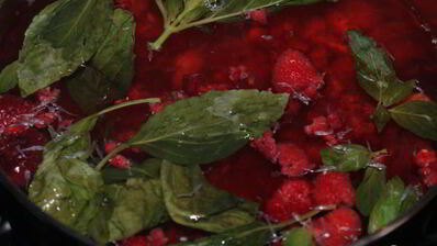 малиновый напиток с лимоном и базиликом