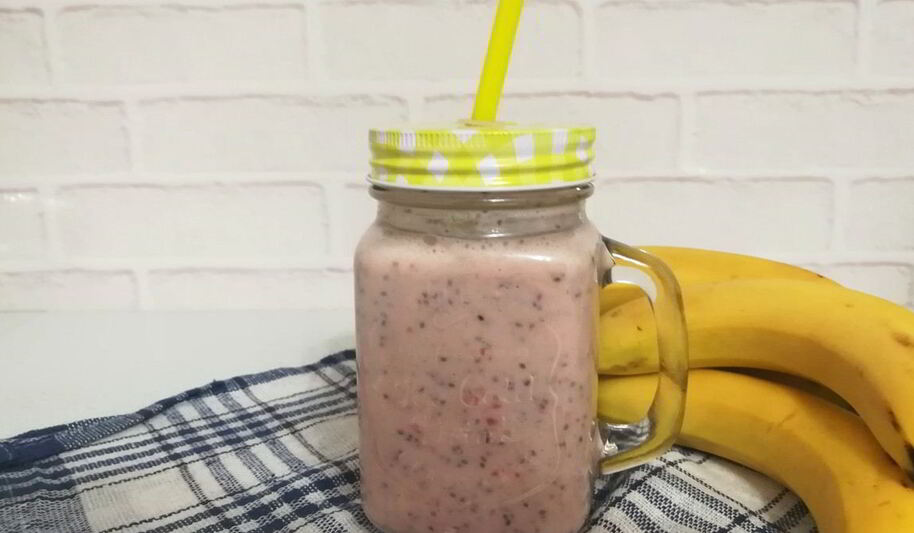 Рецепт бананова-клубничного смузи с семенами чиа