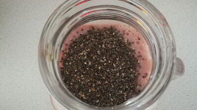 бананово-клубничный смузи с семенами чиа