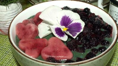 фруктовый смузи-боул со спирулиной