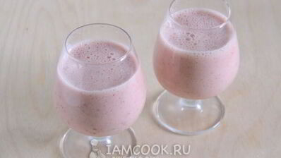 клубнично-банановый смузи с ряженкой