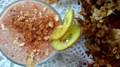 смузи с киви, бананом и брусникой