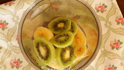 смузи с киви, бананом и молоком