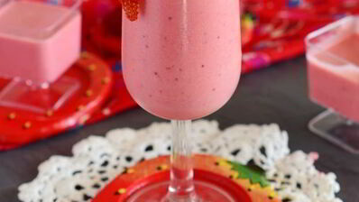 смузи с замороженной клубникой