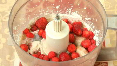 творожный смузи с клубникой и бананом