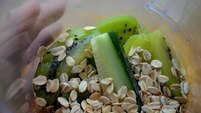 зеленый смузи с киви и огурцом