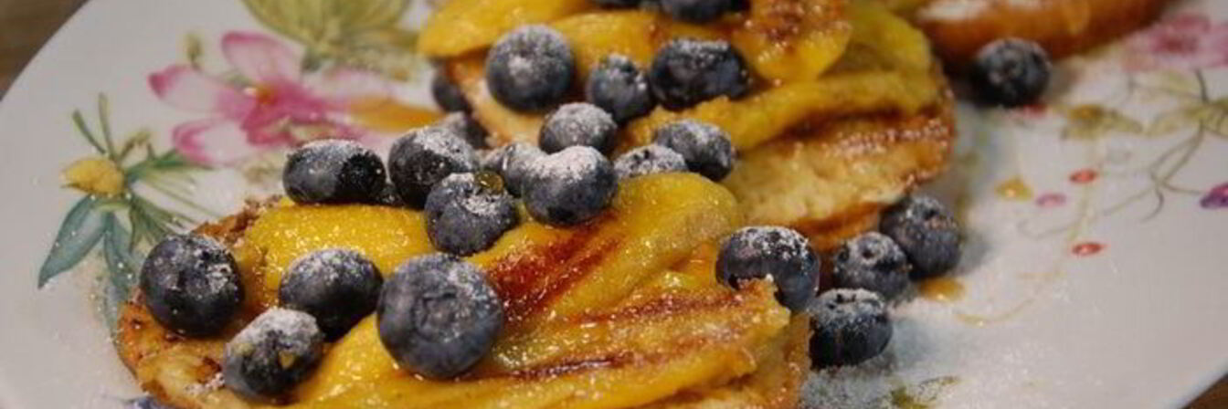 Ягоды и бананы на бриоши с кленовым сиропом