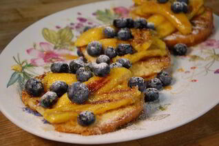 Ягоды и бананы на бриоши с кленовым сиропом