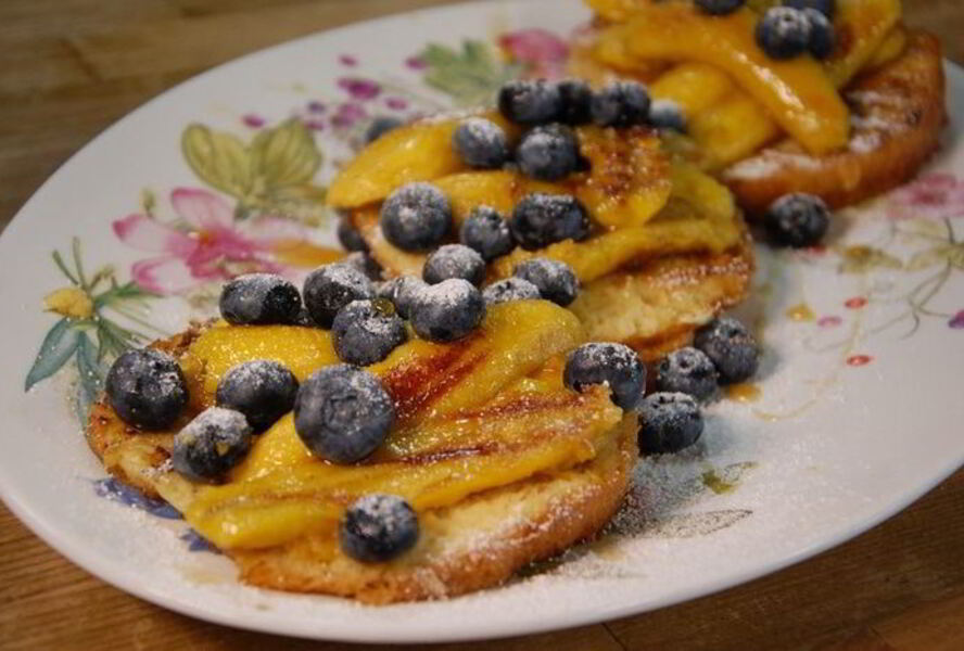 Ягоды и бананы на бриоши с кленовым сиропом