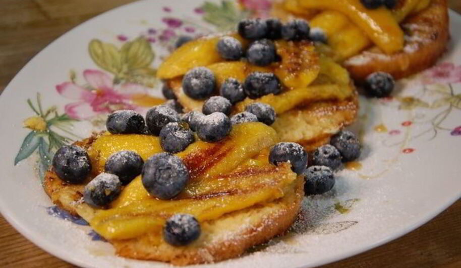 Рецепт ягод и бананов ны бриошей с кленовыма сиропома