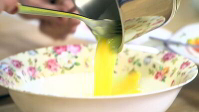 ягоды и бананы на бриоши с кленовым сиропом