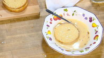 ягоды и бананы на бриоши с кленовым сиропом