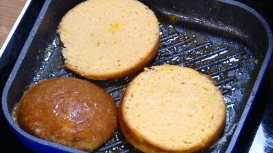 ягоды и бананы на бриоши с кленовым сиропом