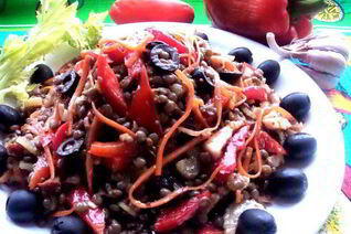 Чечевичный салат с овощами и маслинами