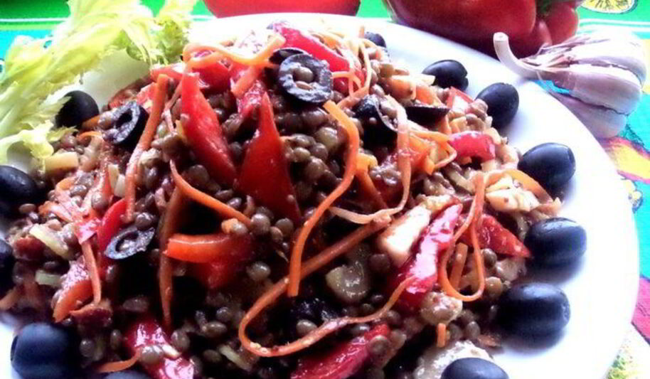 Рецепт чечевичного салата с овощами и маслинами