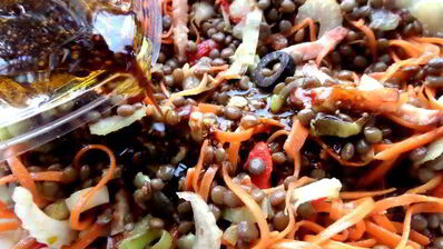 чечевичный салат с овощами и маслинами