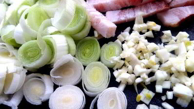 чечевичный салат с овощами и маслинами