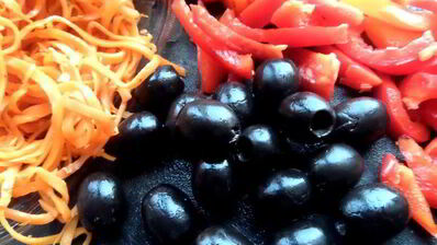 чечевичный салат с овощами и маслинами