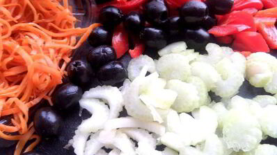 чечевичный салат с овощами и маслинами