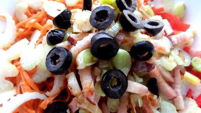 чечевичный салат с овощами и маслинами