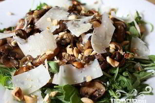 Грибной салат с фундуком и Пекорино