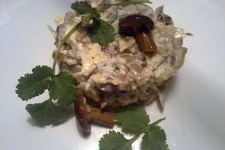 Грузинский салат с солеными грибами