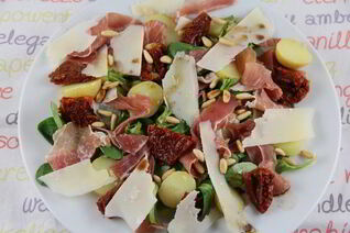 Итальянский салат с картофелем, пармской ветчиной, руколой и кедровыми орешками